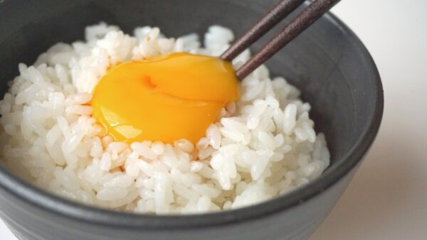 Mencoba “Tamago Kake Gohan” dengan Telur Mentah Jepang